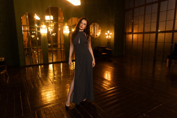 обоя сексуальная девушка, девушки, - брюнетки,  шатенки, девушка, женщина, брюнетка, темноволосая, сексуальная, модель, звезда, позирует, разная, обувь, верхняя, стильная, одежда, нижнее, эротическое, бельё, трусы, лифчик, колготки, чулки, аксессуары, макияж, и, множество, элементов, на, фотографии