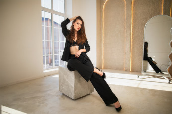 обоя сексуальная девушка, девушки, - брюнетки,  шатенки, девушка, женщина, шатенка, темноволосая, сексуальная, модель, звезда, позирует, разная, обувь, верхняя, стильная, одежда, нижнее, эротическое, бельё, трусы, лифчик, колготки, чулки, аксессуары, макияж, и, множество, элементов, на, фотографии