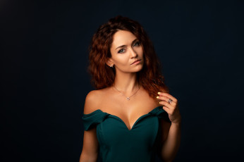 обоя сексуальная девушка, девушки, - лица,  портреты, девушка, женщина, брюнетка, темноволосая, сексуальная, модель, звезда, позирует, разная, обувь, верхняя, стильная, одежда, нижнее, эротическое, бельё, трусы, лифчик, колготки, чулки, аксессуары, макияж, и, множество, элементов, на, фотографии