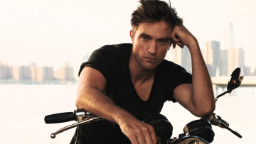 обоя мужчины, robert pattinson, актер, футболка, мотоцикл, дома, город