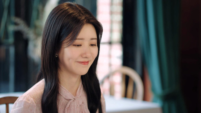 Обои картинки фото кино фильмы, fireworks of my heart, девушка, лицо, улыбка, блузка, шторы, зал