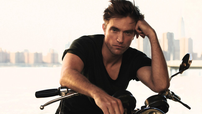 Обои картинки фото мужчины, robert pattinson, актер, футболка, мотоцикл, дома, город