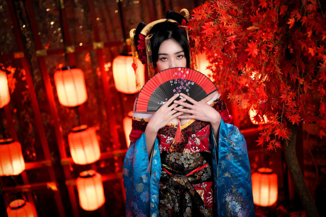 Обои картинки фото девушки, - креатив,  косплей, азиатка, образ, косплей, наряд, костюм, кимоно, веер, дерево, фонари