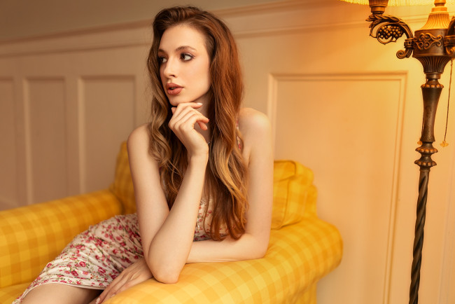 Обои картинки фото сексуальная девушка, девушки, - брюнетки,  шатенки, девушка, женщина, шатенка, темноволосая, сексуальная, модель, звезда, позирует, разная, обувь, верхняя, стильная, одежда, нижнее, эротическое, бельё, трусы, лифчик, колготки, чулки, аксессуары, макияж, и, множество, элементов, на, фотографии