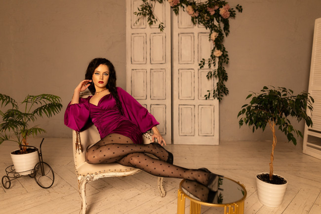 Обои картинки фото сексуальная девушка, девушки, - брюнетки,  шатенки, девушка, женщина, брюнетка, темноволосая, сексуальная, модель, звезда, позирует, разная, обувь, верхняя, стильная, одежда, нижнее, эротическое, бельё, трусы, лифчик, колготки, чулки, аксессуары, макияж, и, множество, элементов, на, фотографии