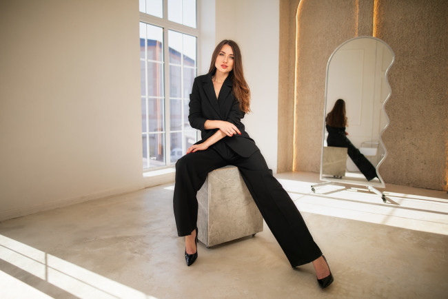 Обои картинки фото сексуальная девушка, девушки, - брюнетки,  шатенки, девушка, женщина, шатенка, темноволосая, сексуальная, модель, звезда, позирует, разная, обувь, верхняя, стильная, одежда, нижнее, эротическое, бельё, трусы, лифчик, колготки, чулки, аксессуары, макияж, и, множество, элементов, на, фотографии