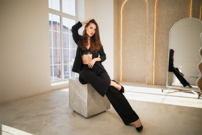 Обои картинки фото сексуальная девушка, девушки, - брюнетки,  шатенки, девушка, женщина, шатенка, темноволосая, сексуальная, модель, звезда, позирует, разная, обувь, верхняя, стильная, одежда, нижнее, эротическое, бельё, трусы, лифчик, колготки, чулки, аксессуары, макияж, и, множество, элементов, на, фотографии