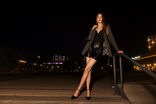 Обои картинки фото сексуальная девушка, девушки, - брюнетки,  шатенки, девушка, женщина, шатенка, темноволосая, сексуальная, модель, звезда, позирует, разная, обувь, верхняя, стильная, одежда, нижнее, эротическое, бельё, трусы, лифчик, колготки, чулки, аксессуары, макияж, и, множество, элементов, на, фотографии