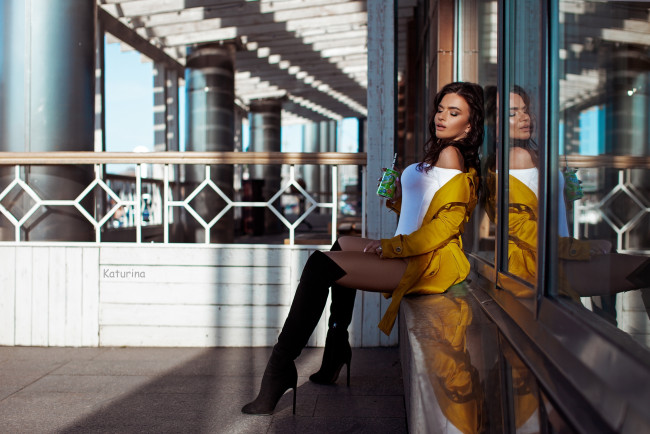 Обои картинки фото сексуальная девушка, девушки, - брюнетки,  шатенки, девушка, женщина, брюнетка, темноволосая, сексуальная, модель, звезда, позирует, разная, обувь, верхняя, стильная, одежда, нижнее, эротическое, бельё, трусы, лифчик, колготки, чулки, аксессуары, макияж, и, множество, элементов, на, фотографии