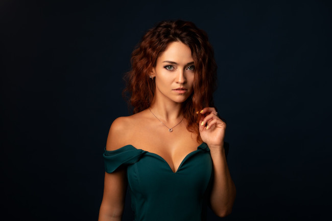 Обои картинки фото сексуальная девушка, девушки, - лица,  портреты, девушка, женщина, брюнетка, темноволосая, сексуальная, модель, звезда, позирует, разная, обувь, верхняя, стильная, одежда, нижнее, эротическое, бельё, трусы, лифчик, колготки, чулки, аксессуары, макияж, и, множество, элементов, на, фотографии