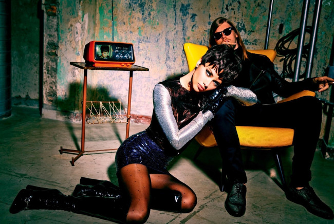 Обои картинки фото девушки, adriana lima, модель, наряд, брюнетка, шорты, сапоги, мужчина, кресло