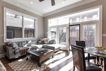 Картинка интерьер гостиная окно диван пуф