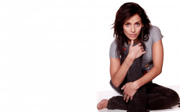 Картинка natalie imbruglia музыка певица джинсы футболка браслеты босиком