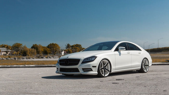 Обои картинки фото автомобили, mercedes-benz, mercedes, cls, 550, белый, тюнинг