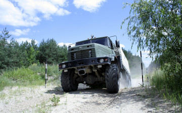 Картинка автомобили краз лес