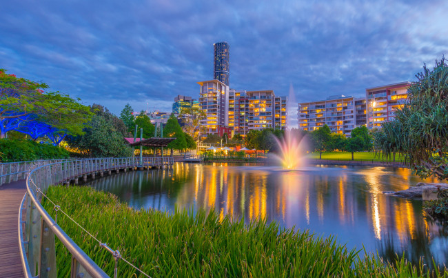 Обои картинки фото города, - огни ночного города, огни, водоем, парк