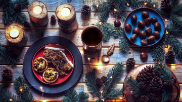 Картинка праздничные угощения шишки каштаны свечи кексы