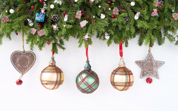 Картинка праздничные шары украшения шарики ветки еловые