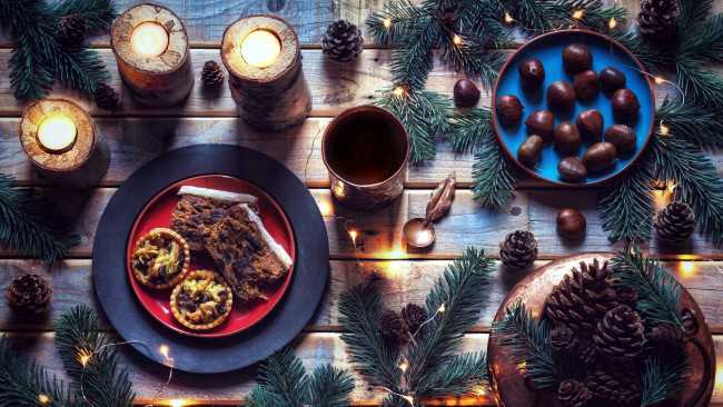 Обои картинки фото праздничные, угощения, шишки, каштаны, свечи, кексы