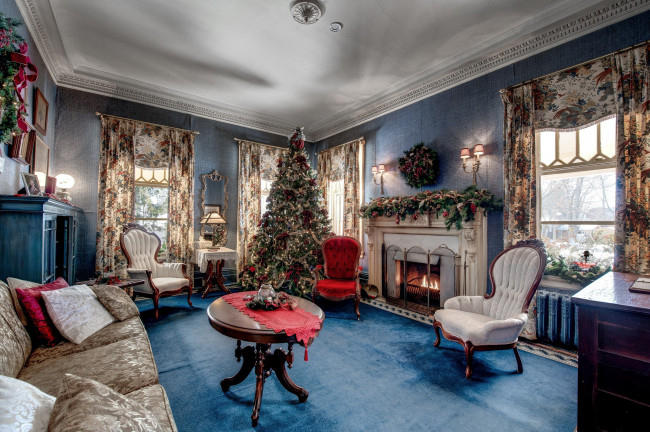 Обои картинки фото праздничные, новогодний очаг, венок, гостиная, камин, елка
