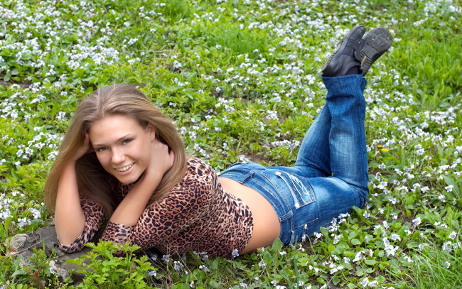 Обои картинки фото девушки, - блондинки,  светловолосые, луг, весна, фиалки