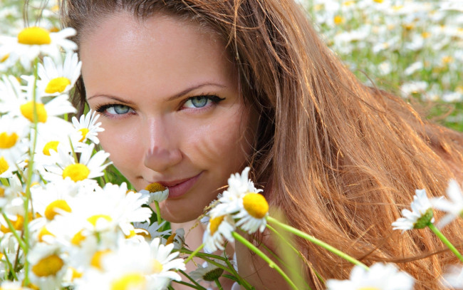 Обои картинки фото девушки, - лица,  портреты, ромашки