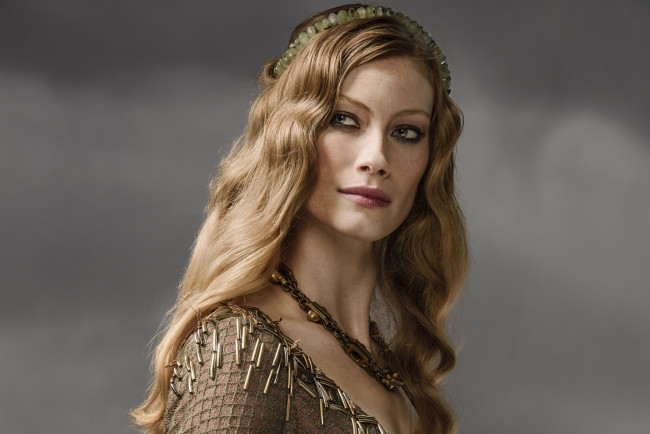 Обои картинки фото alyssa sutherland, девушки, alyssa, sutherland, актриса, австралия, девушка, модель, светловолосая, красотка, красавица, флирт, стройная, фигура, сексуальная, секси, поза, взгляд, макияж