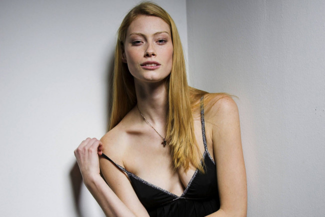 Обои картинки фото alyssa sutherland, девушки, alyssa, sutherland, актриса, австралия, девушка, модель, светловолосая, красотка, красавица, флирт, стройная, фигура, сексуальная, секси, поза, взгляд, макияж