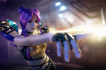 Картинка девушки -+креатив +косплей костюм свет жест