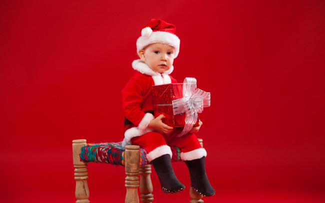 Обои картинки фото разное, дети, мальчик, костюм, подарок, табурет