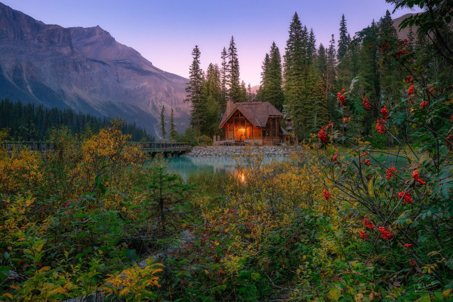 Обои картинки фото emerald lake, yoho national park, british columbia, города, - здания,  дома, emerald, lake, yoho, national, park, british, columbia