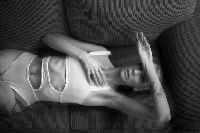 Обои картинки фото красивая девушка, девушки, - черно-белые, девушка, женщина, блондинка, светловолосая, сексуальная, модель, звезда, позирует, разная, обувь, верхняя, стильная, одежда, нижнее, эротическое, бельё, трусы, лифчик, колготки, чулки, аксессуары, макияж, и, множество, элементов, на, фотографии