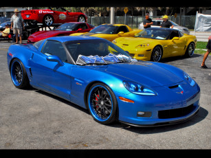 Картинка автомобили выставки уличные фото