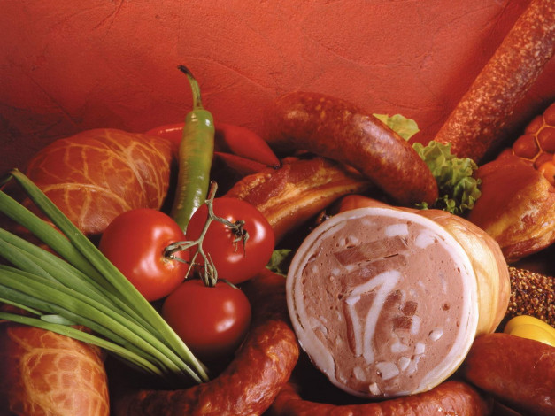 Обои картинки фото еда, колбасные, изделия, томаты, помидоры