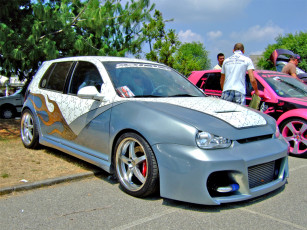 Картинка автомобили выставки уличные фото