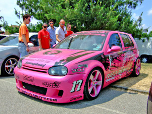 Картинка автомобили выставки уличные фото