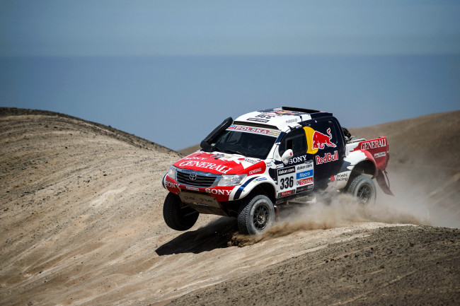 Обои картинки фото спорт, авторалли, передок, rally, тойота, dakar, песок, небо, пыль, toyota