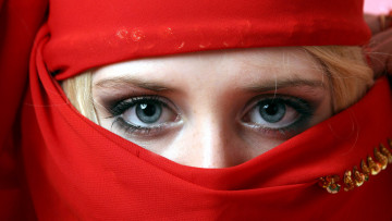 Картинка разное глаза красный