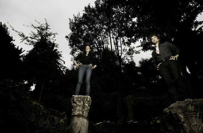 Обои картинки фото разное, знаменитости, kristen, stewart, сага, колонны, вампиры, актеры, robert, pattinson, парк