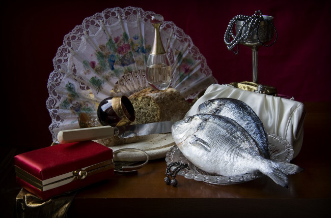 Обои картинки фото еда, натюрморт, футляр, веер, нож, бокал, блюдо, рыба