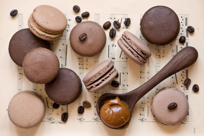 Обои картинки фото еда, пирожные,  кексы,  печенье, ноты, кофейные, зерна, макарон, карамель