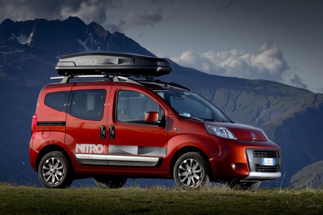 Обои картинки фото 2012 fiat qubo, автомобили, fiat, багажник, горы, qubo