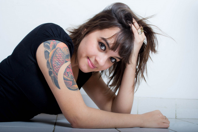 Обои картинки фото девушки, -unsort , брюнетки,  шатенки, тату, поза, взгляд