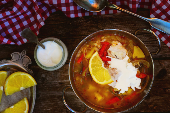 Обои картинки фото еда, первые блюда, рассольник, сметана, лимон