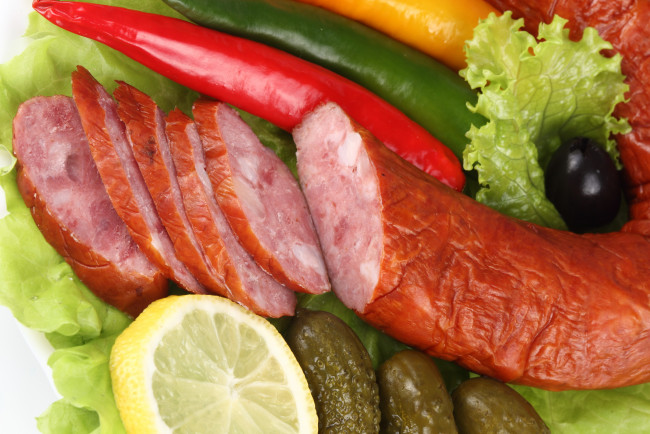 Обои картинки фото еда, разное, колбаса, лимон, огурцы, перец