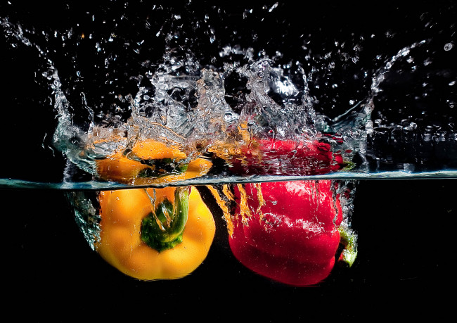 Обои картинки фото еда, перец, вода, брызги