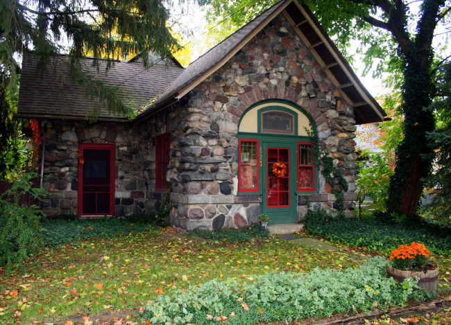 Обои картинки фото города, - здания,  дома, цветы, трава, деревья, дом, мичиган, сша