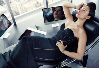 Картинка девушки demi+lovato кресло мониторы декольте татуировки деми ловато