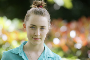 Картинка девушки saoirse+ronan рубашка улыбка взгляд хвостик актриса