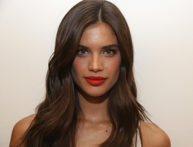 Обои картинки фото девушки, sara sampaio, сара, сампайо, модель, улыбка, шатенка, лицо